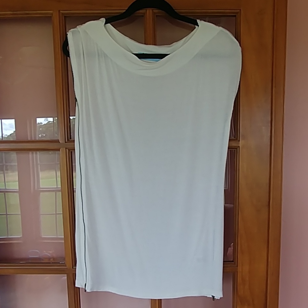 NWOT....Zipper detail blouse